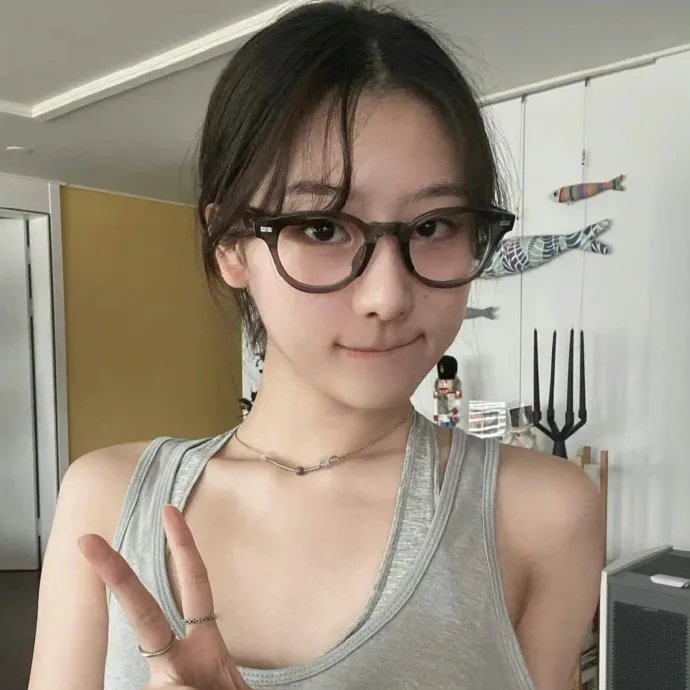 她在这里